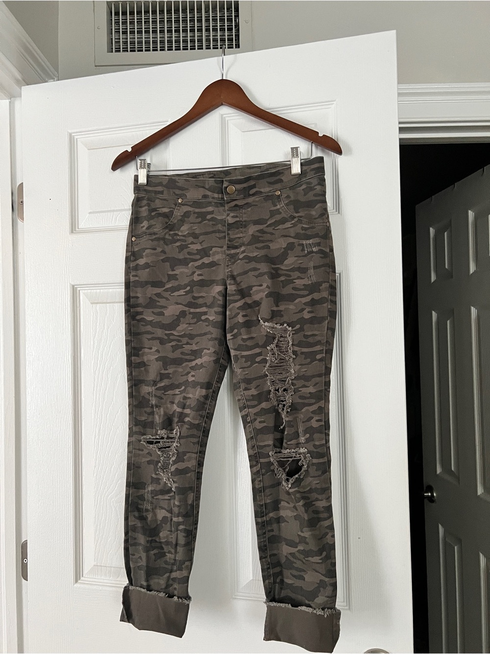 RARE FIND Zeza B by Hue pull on jeans